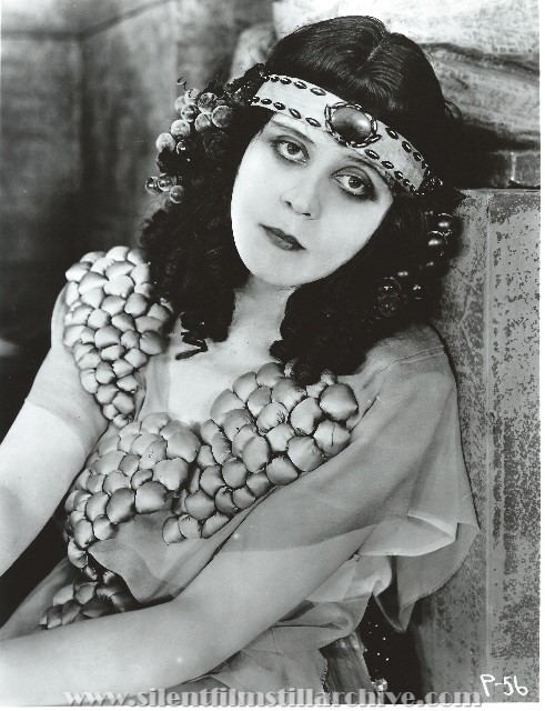 Theda Bara in SALOME (1918).