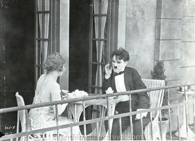 Edna Purviance and Charlie Chaplin in THE ADVENTURER (1917).