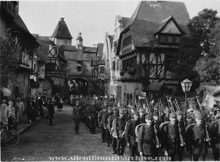 Soldiers marching in ALL QUIET ON THE WESTERN FRONT (1931)