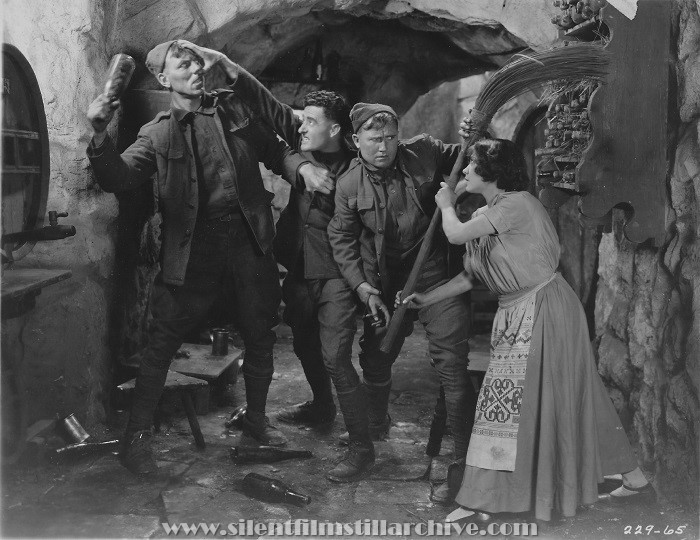 Karl Dane, John Gilbert, Tom O'Brien and Rene Adorée in THE BIG PARADE (1925)