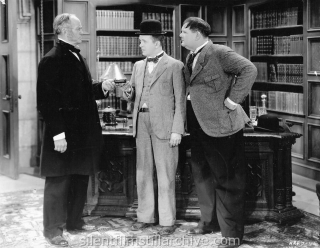 David Torrence, Stan Laurel and Oliver Hardy in BONNIE SCOTLAND (1935)