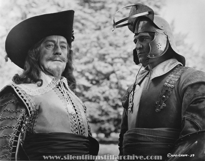 Alec Guinness and Richard Burton in CROMWELL (1970)