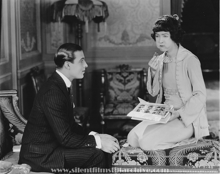 Rudolph Valentino and Dorothy Gish in NOBODY HOME (1919).