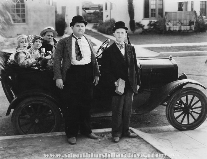 Kay Deslys, Isabelle Keith, Edgar Kennedy, Oliver Hardy, and Stan Laurel in PERFECT DAY (1929)